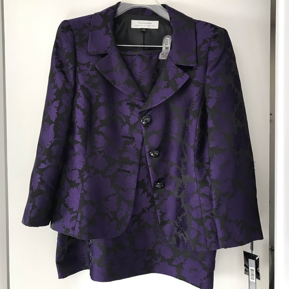 Tahari Arthur S. Levine women’s skirt suit